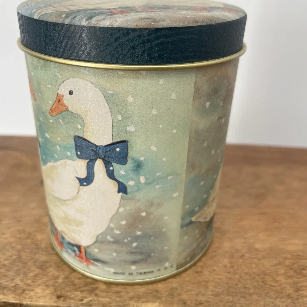 VTG 80s Country Winter Geese Round Covered Tin Blue Taiwan ROC 4